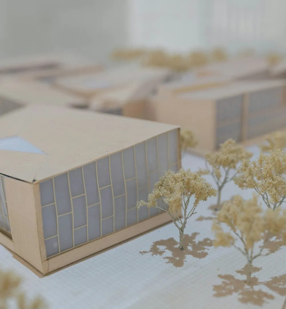 Architekturmodell aus Karton mit Bäumen