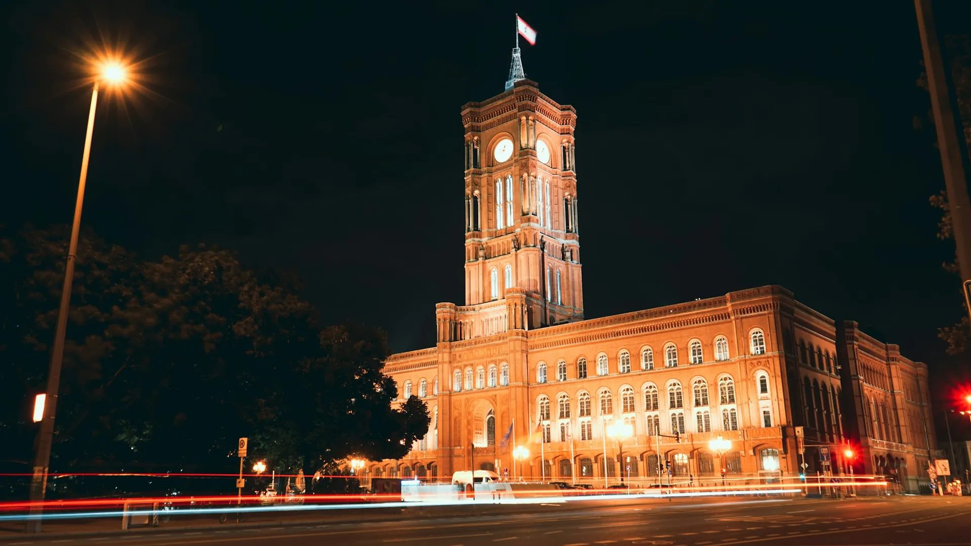 Das Rote Rathaus in Berlin bei Nacht